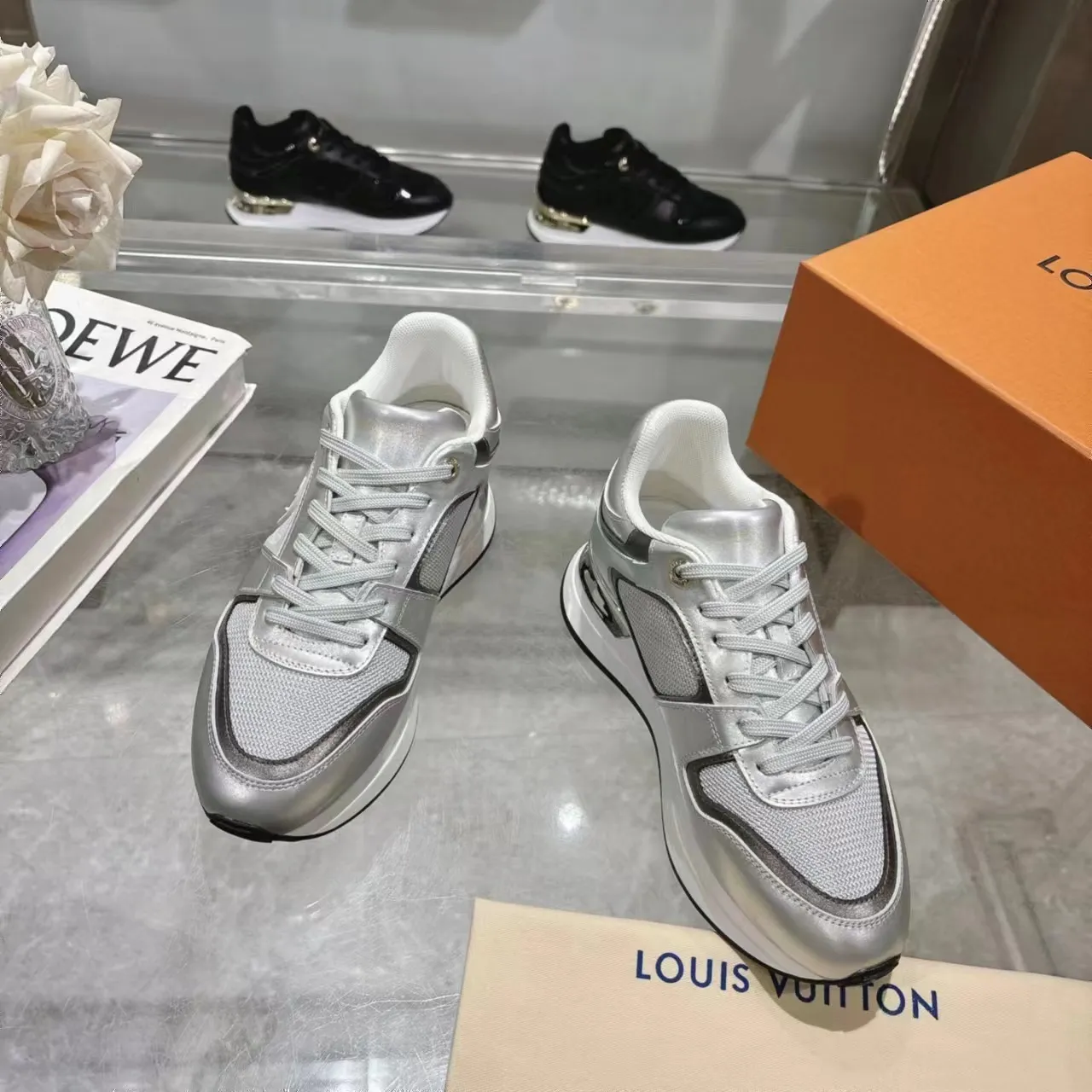 👟👟Ex-factory price 640👟👟 Men's size +10 Louis Vuitton's official website synchronizes the 2024 couple's models, this Neo Run Away sneakers are inspired by running shoes, integrating LV's iconic must-have shoes into the trend. This version is a 1:1 replica of the original version, reinterpreting Damier canvas with cow leather and mesh fabrics, highlighting its simple lines and unique wedge outsole. The main details include the LV initials on the side and the engraved gold heel stabilizer on the back plus a hidden insole. 2cm. Sizes 35-42, 39-46. Full package. High version. New and old customers are welcome to inquire.
